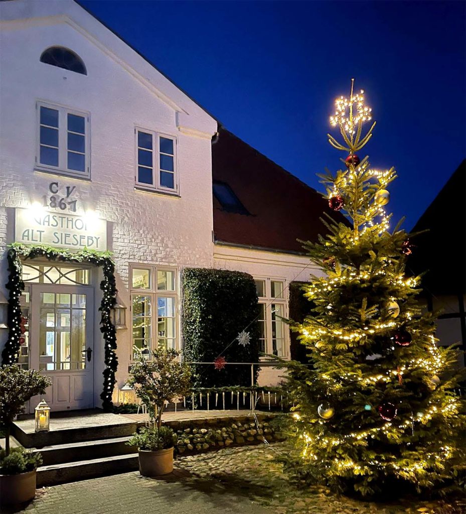 Weihnachtsbaum vor dem Gasthof Alt Sieseby