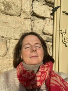 Betriebsferien im Gasthof Alt Sieseby: Maria von Randow sitzt in der Sonne mit geschlossenen Augen und genießt.